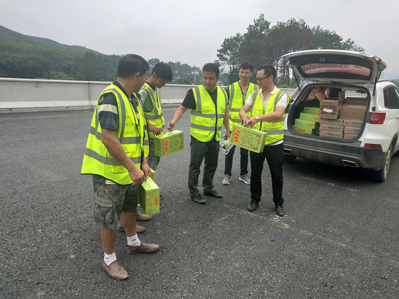 高溫慰問 &mdash;&mdash;致敬高溫下的堅(jiān)守!